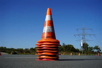 Pouvez-vous légalement mettre des cônes de signalisation sur la route ? Le pi...